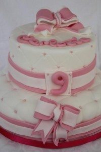 torta bianca e rosa