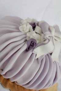 Torta con pasta di zucchero bianca e viola